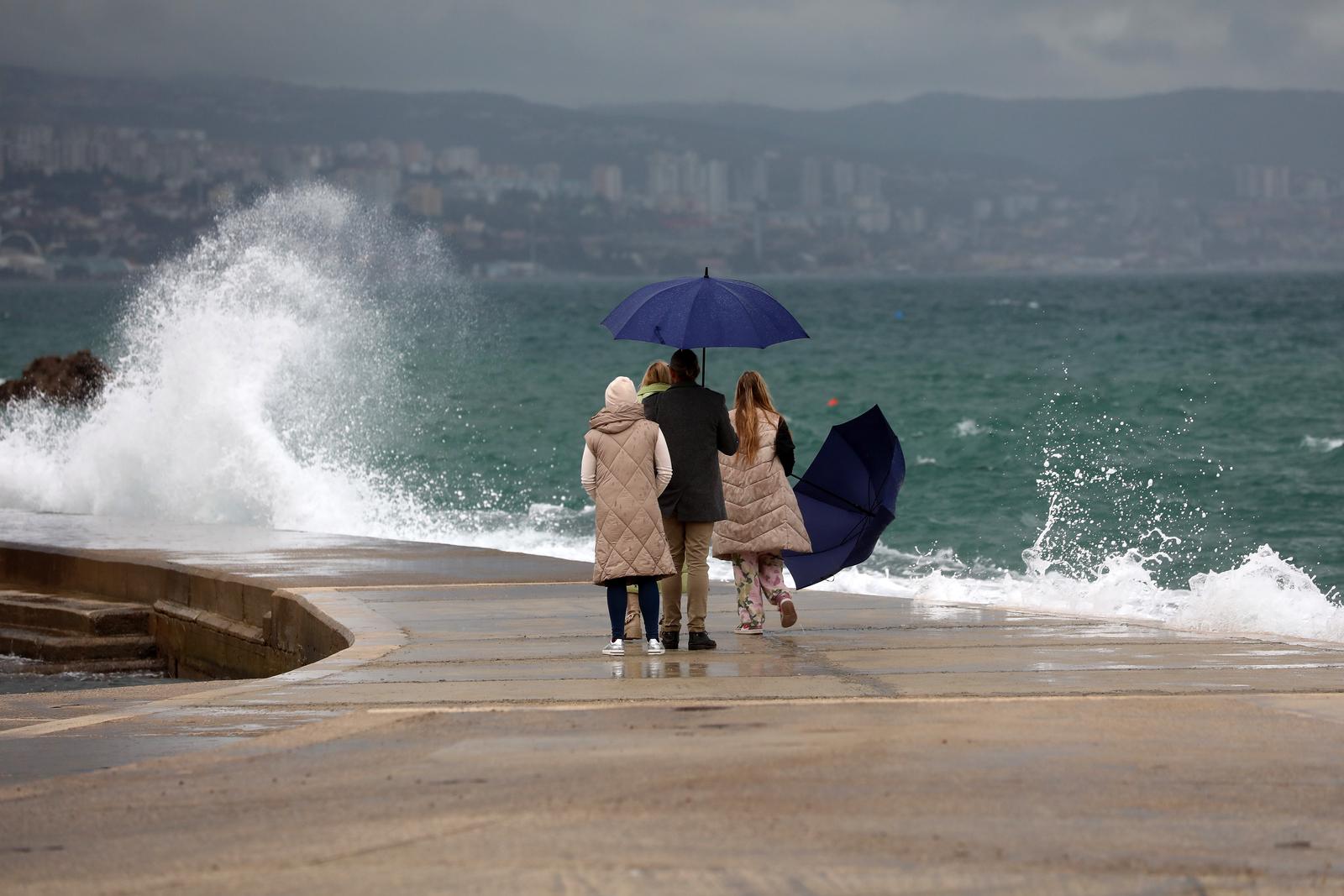 13.12.2023., Opatija - Jugo na moru pred opatijskom plazom Slatina. Photo: Goran Kovacic/PIXSELL