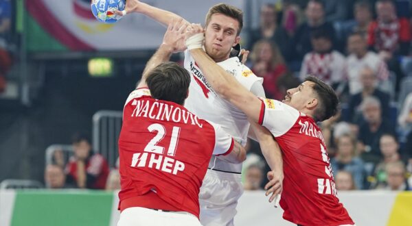 14 January 2024, Baden-Württemberg, Mannheim: Handball: European Championship, Croatia - Austria, preliminary round, Group B, match day 2, SAP Arena. Austria's Mykola Bilyk (center) prevails against Croatia's Veron Nacinovic (left) and Croatia's Ivan Martinovic.  rights only for: Croatia, Bosnia, Serbia, Montenegro, Macedonia. Photo: Uwe Anspach/dpa Photo: Uwe Anspach/DPA Photo: Uwe Anspach/DPA/PIXSELL/PIXSELL