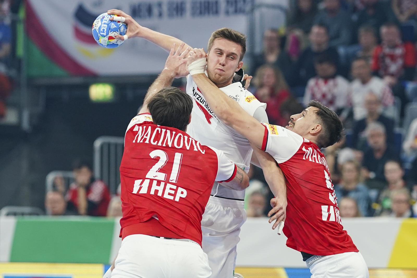 14 January 2024, Baden-Württemberg, Mannheim: Handball: European Championship, Croatia - Austria, preliminary round, Group B, match day 2, SAP Arena. Austria's Mykola Bilyk (center) prevails against Croatia's Veron Nacinovic (left) and Croatia's Ivan Martinovic.  rights only for: Croatia, Bosnia, Serbia, Montenegro, Macedonia. Photo: Uwe Anspach/dpa Photo: Uwe Anspach/DPA Photo: Uwe Anspach/DPA/PIXSELL/PIXSELL