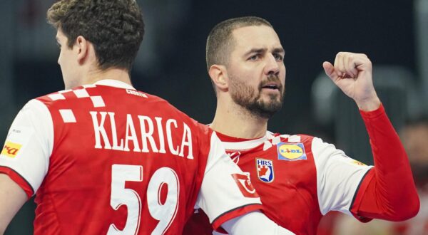 14 January 2024, Baden-Württemberg, Mannheim: Handball: European Championship, Croatia - Austria, preliminary round, Group B, match day 2, SAP Arena. Croatia's Mario Sostaric (r) celebrates a goal with Croatia's Luka Lovre Klarica. Photo: Uwe Anspach/dpa Photo: Uwe Anspach/DPA Photo: Uwe Anspach/DPA/PIXSELL/PIXSELL