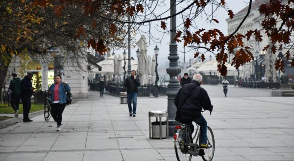 14.11.2022., Slavonski Brod - Gusta magla spusta se na grad u jesenje predvecerje. Photo: Ivica Galovic/PIXSELL