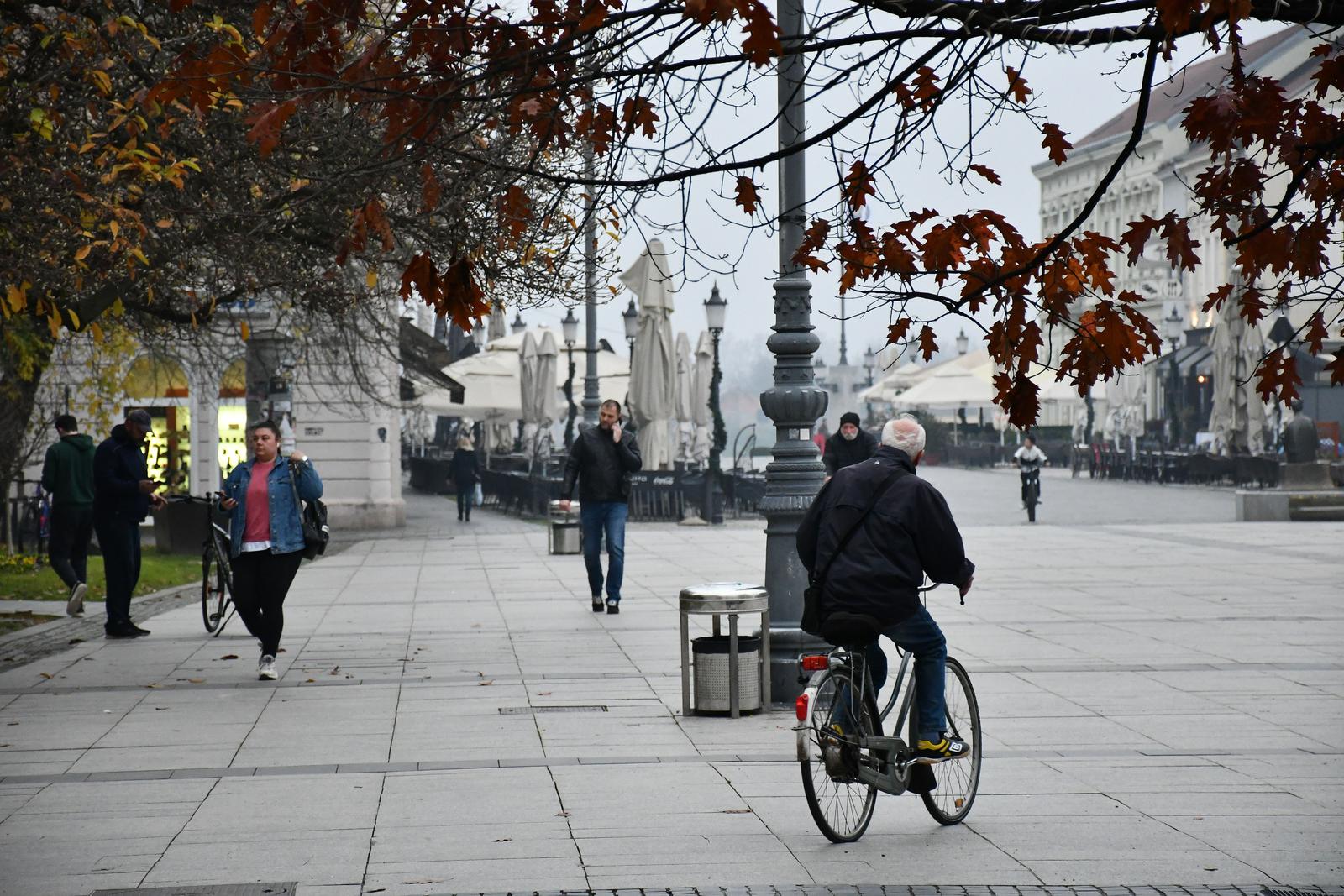 14.11.2022., Slavonski Brod - Gusta magla spusta se na grad u jesenje predvecerje. Photo: Ivica Galovic/PIXSELL