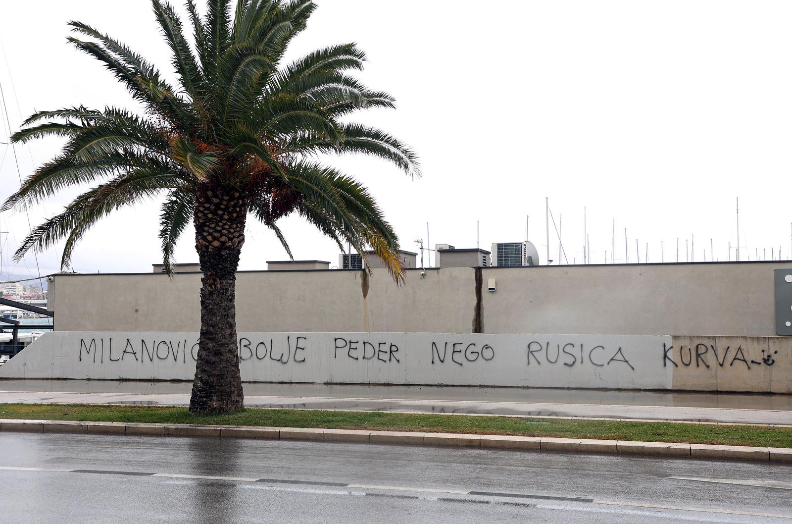 15.11.2023., Split-  Zapadna obala, osvanio natpis upucen predsjedniku Milanovicu  Photo: Ivana Ivanovic/PIXSELL