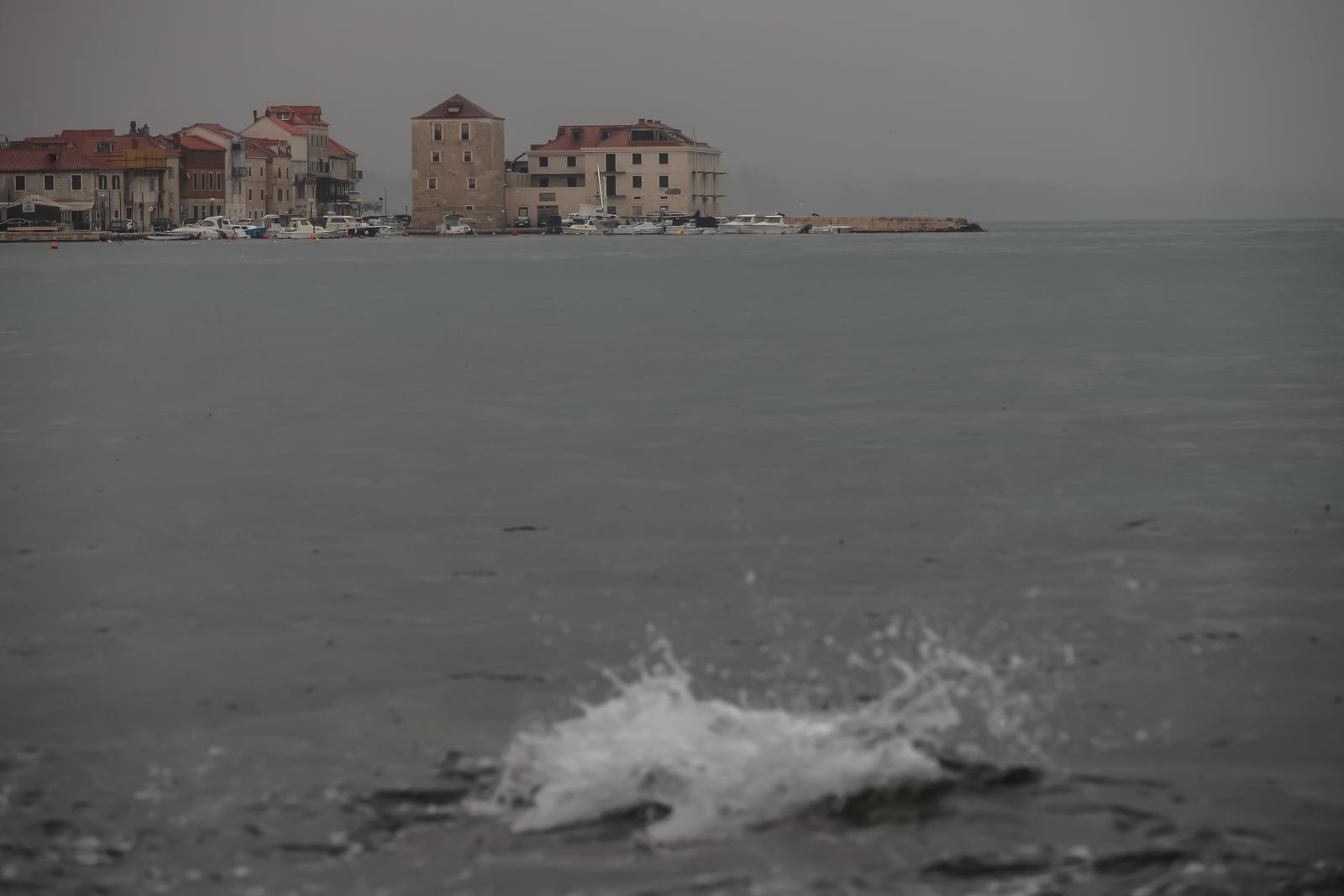 15.01.2024., Kastel Stafilic - Kisno jutro u Kastelima.  Photo: Zvonimir Barisin/PIXSELL