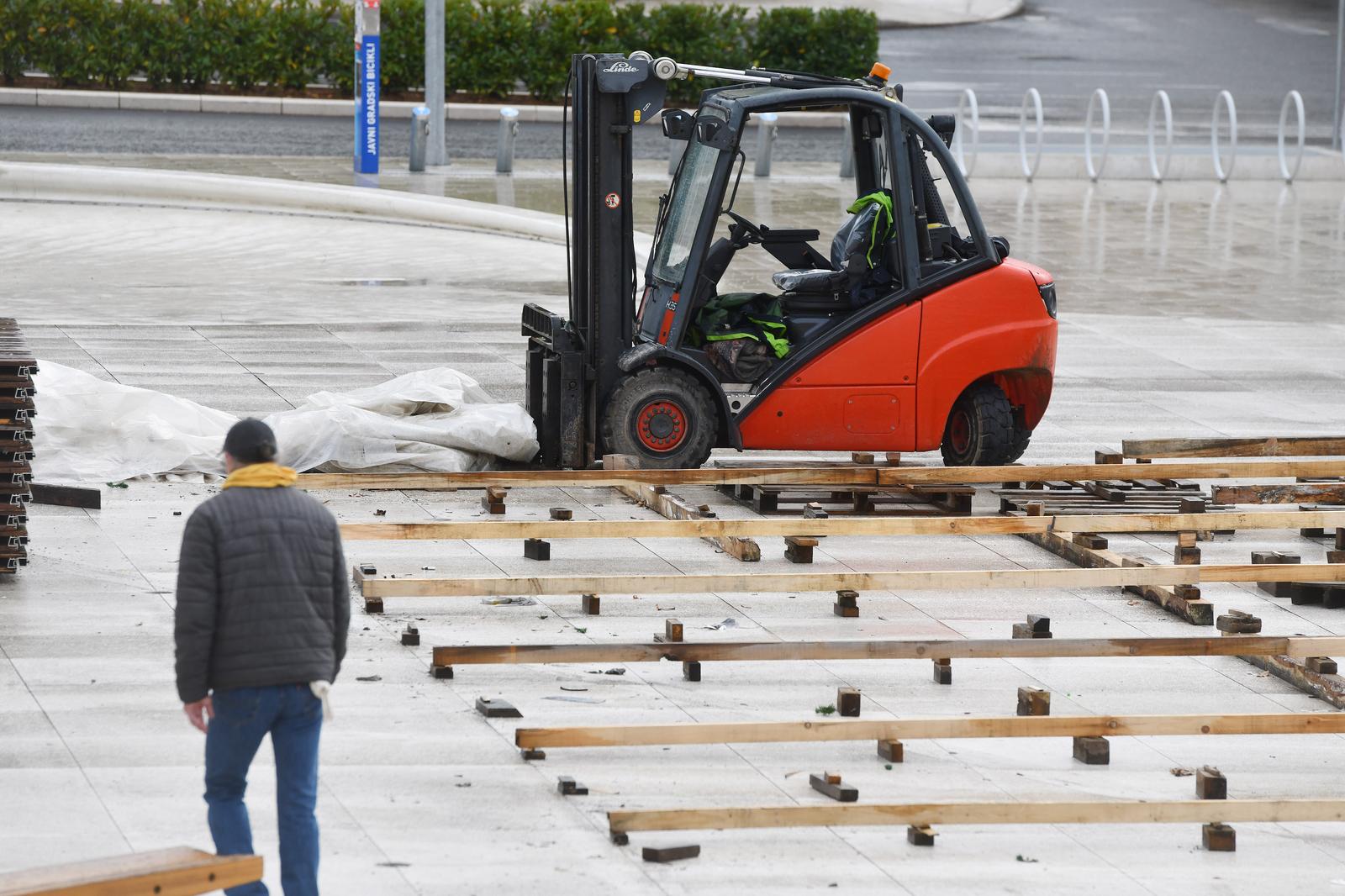 15.01.2024., Sibenik - Ukalnjanje postolja od klizalista sa glavnog gradskoga trga. Photo: Hrvoje Jelavic/PIXSELL