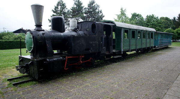 15.05.2015., Samobor - Stari vlak Samoborcek izlozen na ulasku u Grad Samobor. Samoborcek je naziv za uskotracnu zeljeznicu koja je od 1901 do 1979 spajala Zagreb i Samobor. Photo: Zeljko Lukunic/PIXSELL