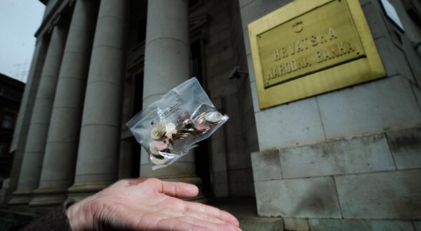 15.11.2022., Zagreb - HNB. Pocetni paket eurokovanica za potrosace bit ce dostupni od 1. prosinca u bankama, Financijskoj agenciji te HP-Hrvatskoj posti, a najvise ce se moci kupiti dva pocetna paketa eurokovanica za potrosace po jednoj transakciji. Paketi su pakirani u male plasticne vrecice u kojim se nalaze 33 eurokovanice svih apoena u vrijednosti od 13,28 eura, odnosno 100 kuna ce potrosaci izdvojiti za jedan pocetni paket eurokovanica.  Photo: Sanjin Strukic/PIXSELL