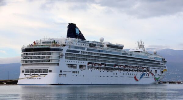 15.11.2023., Rijeka - Turisticki brod kruzer Norwegian Dawn uplovio je u rijecku luku. Turisti s broda izlaze u jednodnevni jednodnevni posjet gradu i okolici.
 Photo: Goran Kovacic/PIXSELL