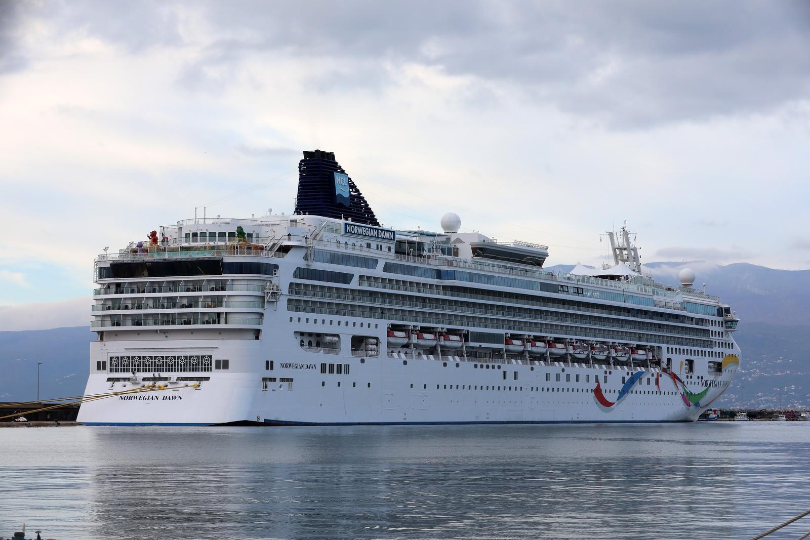 15.11.2023., Rijeka - Turisticki brod kruzer Norwegian Dawn uplovio je u rijecku luku. Turisti s broda izlaze u jednodnevni jednodnevni posjet gradu i okolici.
 Photo: Goran Kovacic/PIXSELL
