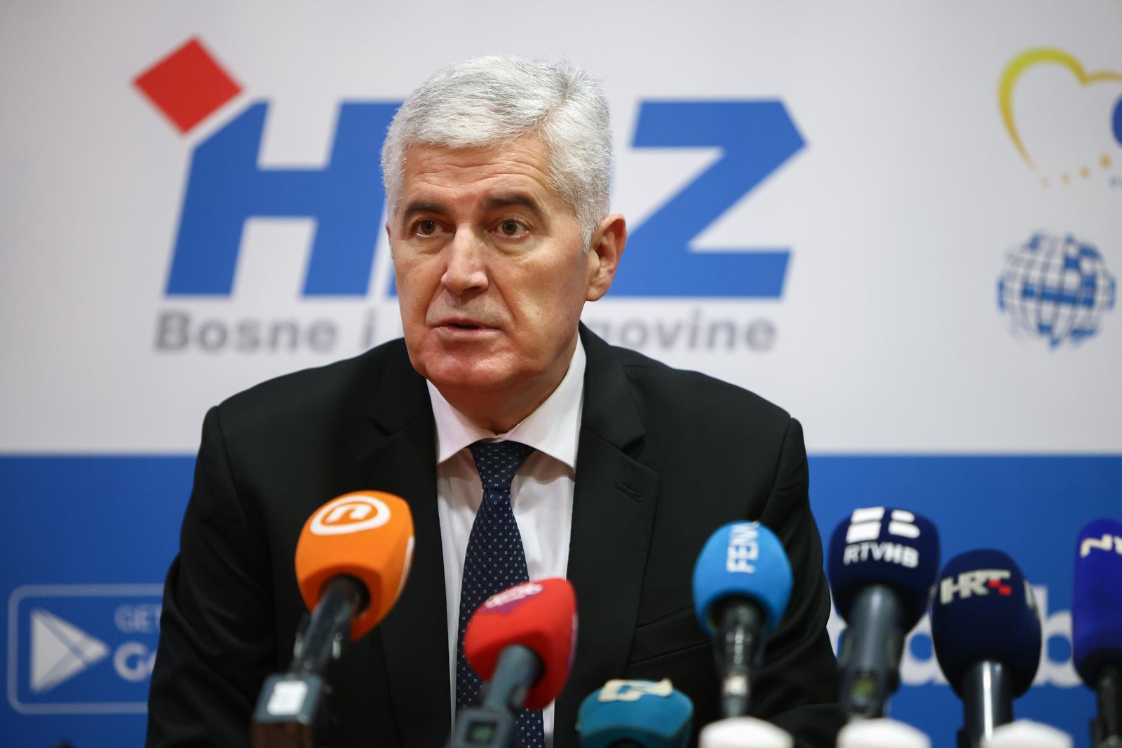 15.12.2023., Mostar, Bosna i Hercegovina - Ministar regionalnog razvoja i fondova Europske unije u Vladi Republike Hrvatske Sime Erlic i predsjednik Hrvatskog narodnog sabora BiH Dragan Covic odrzali sastanak u Domu HDZ BiH, nakon cega su odrzali konferenciju za medije.   Photo: Denis Kapetanovic/PIXSELL