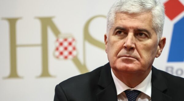 15.12.2023., Mostar, Bosna i Hercegovina - Ministar regionalnog razvoja i fondova Europske unije u Vladi Republike Hrvatske Sime Erlic i predsjednik Hrvatskog narodnog sabora BiH Dragan Covic odrzali sastanak u Domu HDZ BiH, nakon cega su odrzali konferenciju za medije.   Photo: Denis Kapetanovic/PIXSELL