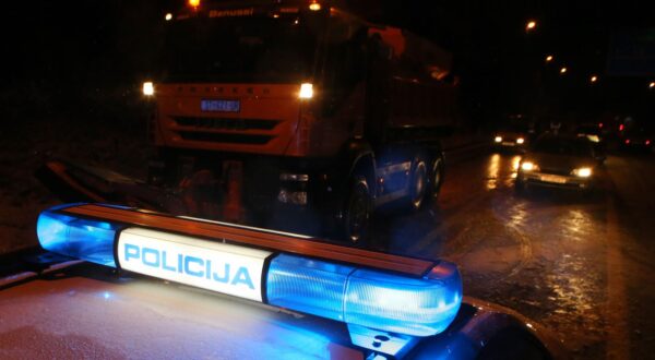 16.01.2017., Klis - Snijeg koji je stigao nadomak Splita stvara najvise poteskoca na prijelazu preko Kocinjeg brda na cesti Klis-Drnis. Do dolaska ralice policija je iz prometa iskljucivala vozila bez zimske opreme. Brza cesta Klis-Dugopolje. Photo : Ivo Cagalj/PIXSELL