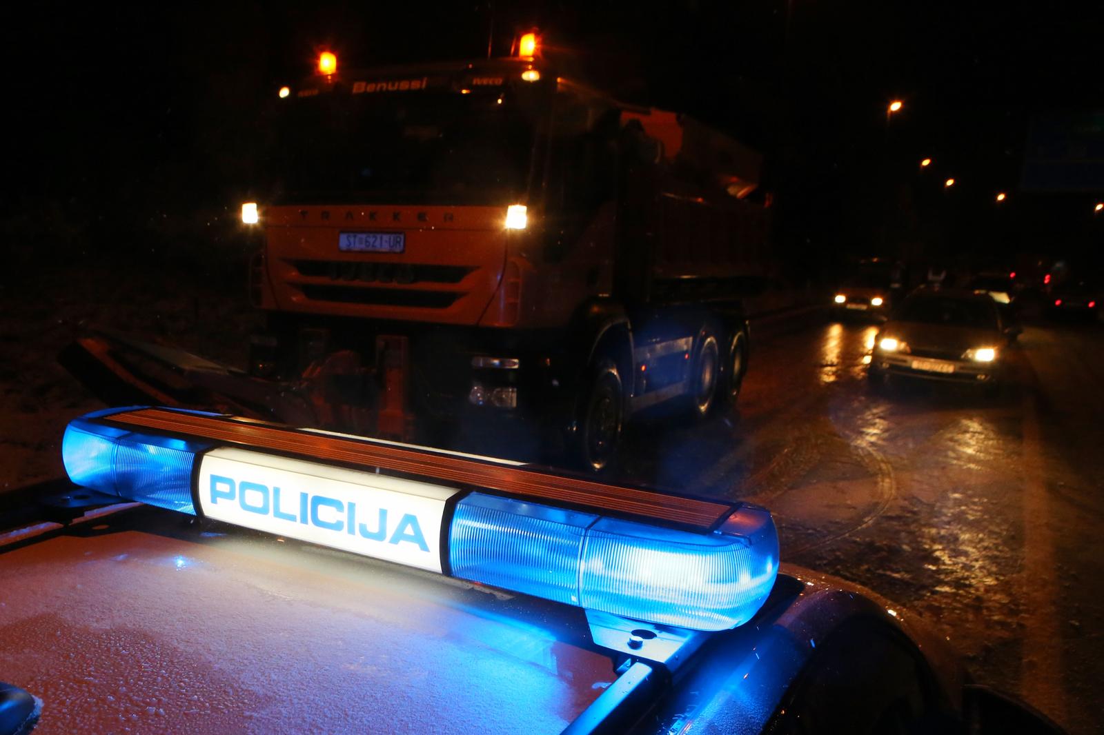 16.01.2017., Klis - Snijeg koji je stigao nadomak Splita stvara najvise poteskoca na prijelazu preko Kocinjeg brda na cesti Klis-Drnis. Do dolaska ralice policija je iz prometa iskljucivala vozila bez zimske opreme. Brza cesta Klis-Dugopolje. Photo : Ivo Cagalj/PIXSELL