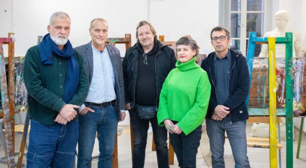 16.01.2023., Slikarski odjel umjetnicke skole Luka Sorkocevic, Dubrovnik - Procelnica Ivana Selmani s bivsim procelniokom Davorom Lucijanovicem i profesorima. Photo: Grgo Jelavic/PIXSELL