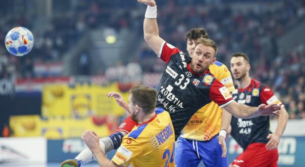 16 January 2024, Baden-Württemberg, Mannheim: Handball: European Championship, Croatia - Romania, preliminary round, Group B, match day 3, SAP Arena. Croatia's Luka Cindric (r) and Romania's Nicusor Andrei Negru fight for the ball. Photo: Uwe Anspach/dpa Photo: Uwe Anspach/DPA Photo: Uwe Anspach/DPA/PIXSELL