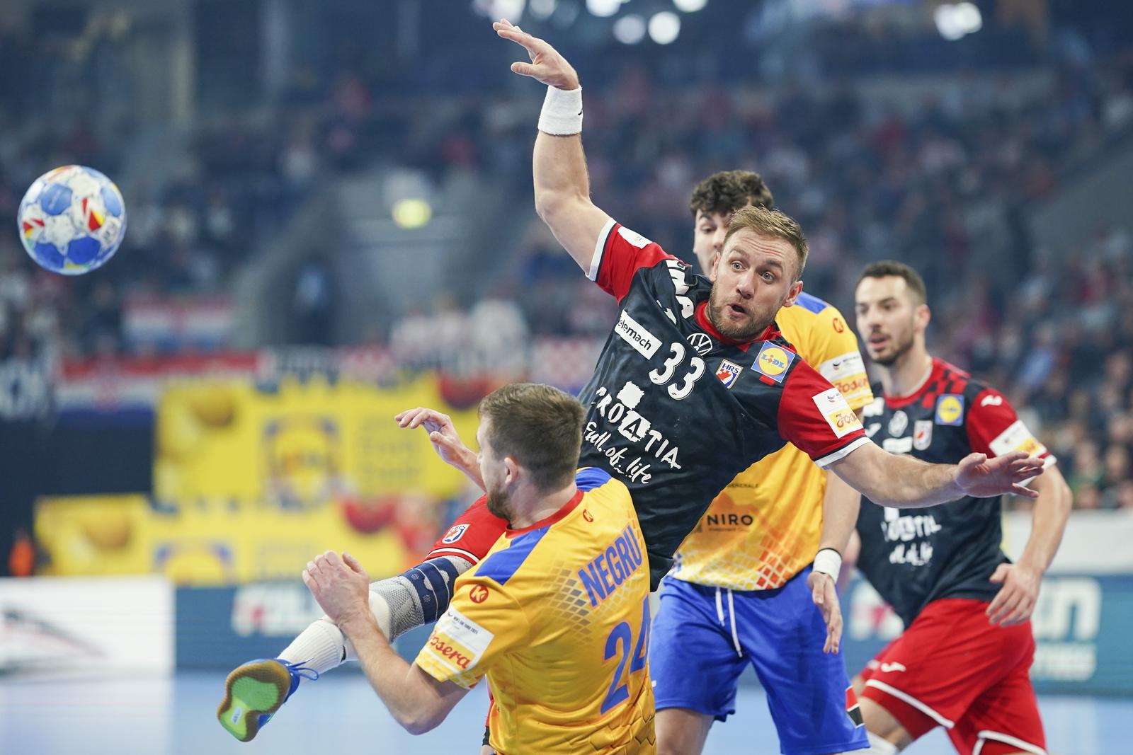 16 January 2024, Baden-Württemberg, Mannheim: Handball: European Championship, Croatia - Romania, preliminary round, Group B, match day 3, SAP Arena. Croatia's Luka Cindric (r) and Romania's Nicusor Andrei Negru fight for the ball. Photo: Uwe Anspach/dpa Photo: Uwe Anspach/DPA Photo: Uwe Anspach/DPA/PIXSELL