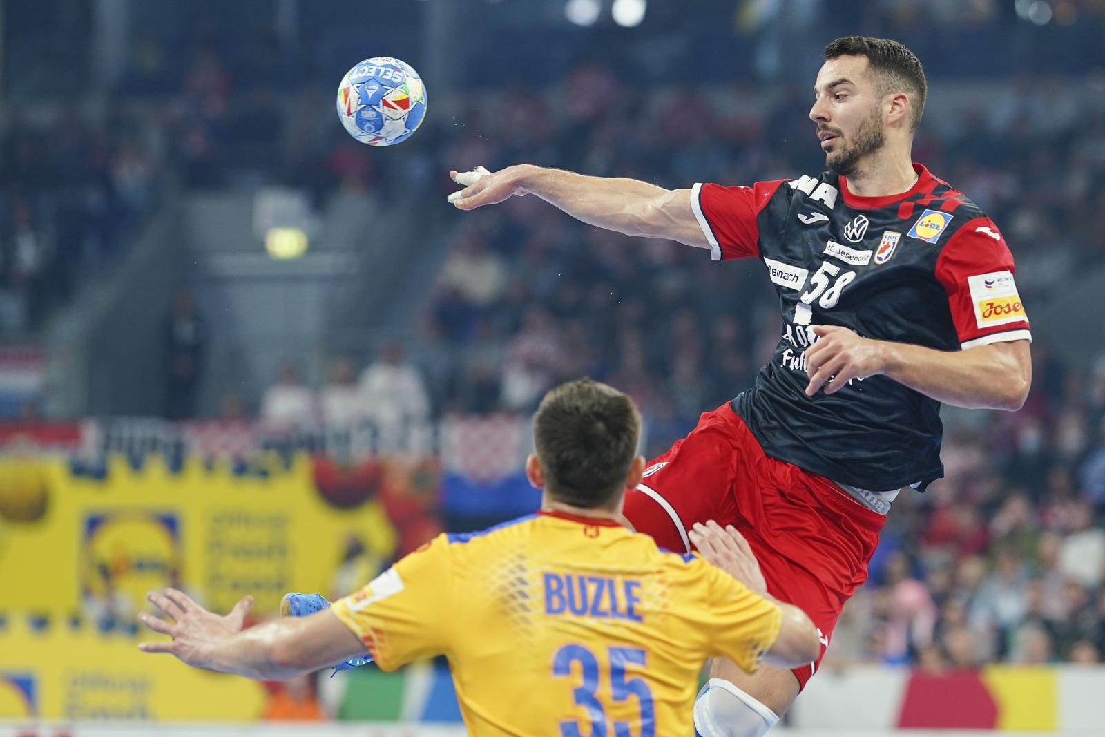 16 January 2024, Baden-Württemberg, Mannheim: Handball: European Championship, Croatia - Romania, preliminary round, group B, match day 3, SAP-Arena. Croatia's Zvonimir Srna (r) asserts himself against Romania's Iosif Andrei Buzle. Photo: Uwe Anspach/dpa Photo: Uwe Anspach/DPA Photo: Uwe Anspach/DPA/PIXSELL