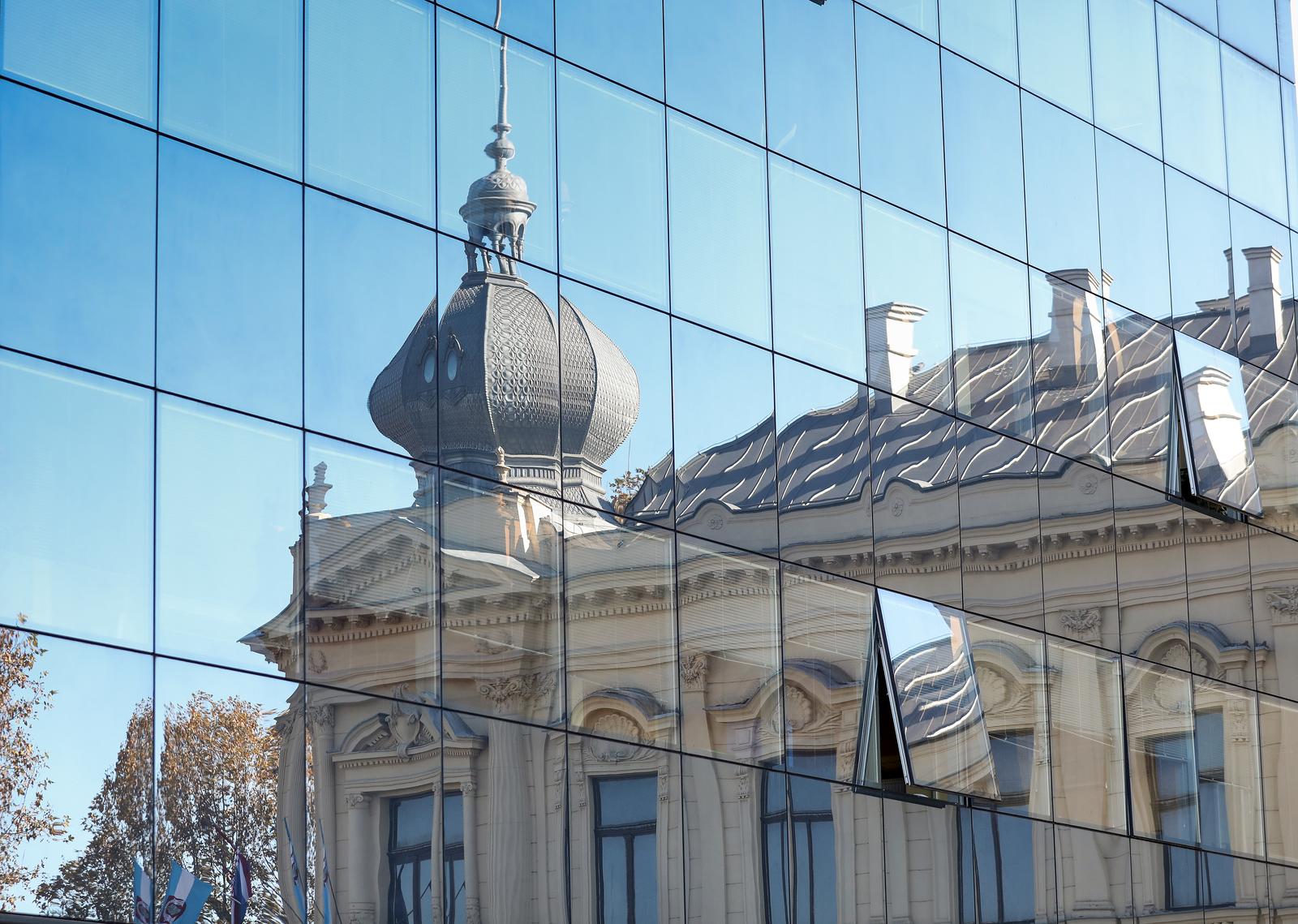 16.11.2023., Vukovar, Na Trgu Republike Hrvatske, ispred zgrade vukovarske gradske uprave postavljena je  izlozba panoa fotografija i tekstova iz Monografije o Koloni sjecanja. Organizatori su Gradski muzej Vukovar i Grad Vukovar. Photo: Emica Elvedji/PIXSELL