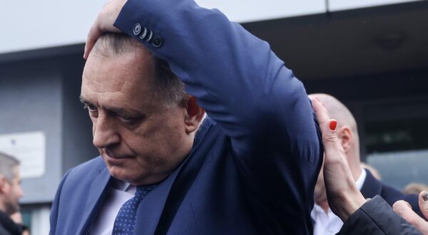17.01.2024., Sarajevo, Bosna i Hercegovina - Predsjednik bh. entiteta RS Milorad Dodik obratio se danas okupljenima pred Sudom BiH nakon sto je i danas otkazano rociste u procesu koji se protiv njega vodi po optuznici Tuzilastva BiH zbog neprovodjenja odluka visokog predstavnika u BiH. Photo: Armin Durgut/PIXSELL