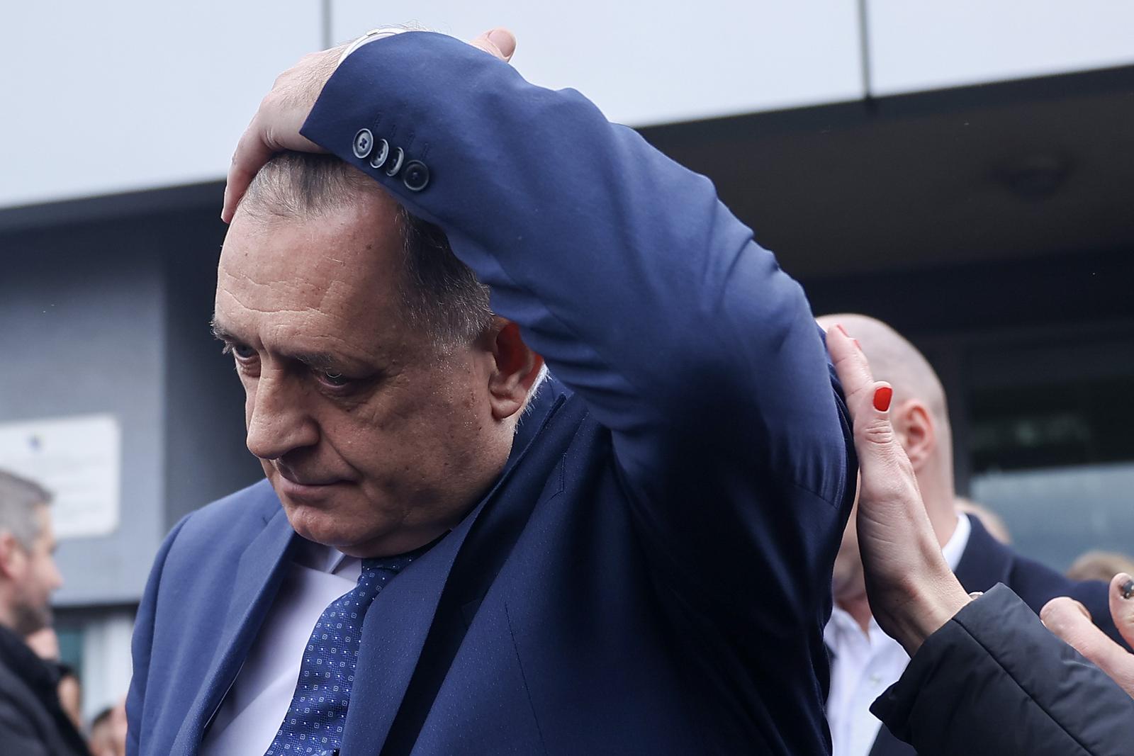 17.01.2024., Sarajevo, Bosna i Hercegovina - Predsjednik bh. entiteta RS Milorad Dodik obratio se danas okupljenima pred Sudom BiH nakon sto je i danas otkazano rociste u procesu koji se protiv njega vodi po optuznici Tuzilastva BiH zbog neprovodjenja odluka visokog predstavnika u BiH. Photo: Armin Durgut/PIXSELL