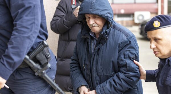 18.01.2024., Osijek - Privodjenje Zvonka Bedea i osumnjicenih za odovornost pozara u Drava International, Zvonko Bede u pratnji policije stigao u opcinsko drzavno odvjetnistvo Photo: Davor Javorovic/PIXSELL