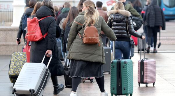 18.12.2023., Zagreb - Tijekom Adventa na zagrebackim ulicama moze se vidjeti veliki broj turista, pa metropola sa dobrim prosincem ocekuju jos jednu rekordnu turisticku godinu. Preliminari podaci govore o oko 20 posto vise dolazaka i 14 posto vise nocenja nego lani. Uz strane goste, najvise domacih je iz Dalmacije.
 Photo: Patrik Macek/PIXSELL