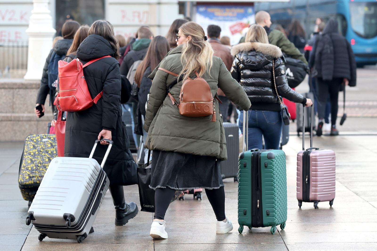 18.12.2023., Zagreb - Tijekom Adventa na zagrebackim ulicama moze se vidjeti veliki broj turista, pa metropola sa dobrim prosincem ocekuju jos jednu rekordnu turisticku godinu. Preliminari podaci govore o oko 20 posto vise dolazaka i 14 posto vise nocenja nego lani. Uz strane goste, najvise domacih je iz Dalmacije.
 Photo: Patrik Macek/PIXSELL