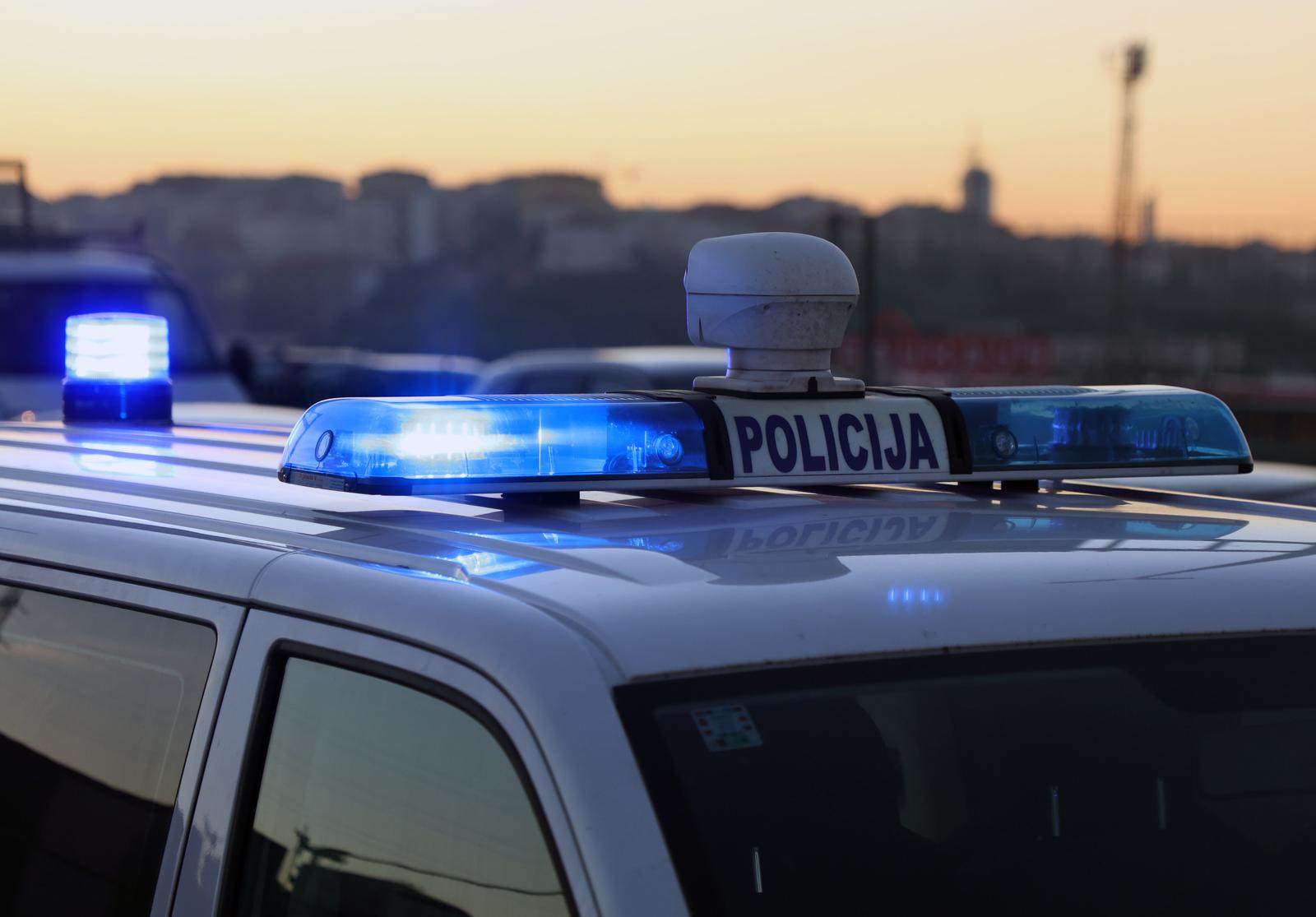 18.12.2023., Split- Prometna nesreca na predjelu Smokovik, prije nadvoznjaka prema Solinu. Auto na boku, stvara se velika guzva na izlazu iz Splita Photo: Ivana Ivanovic/PIXSELL