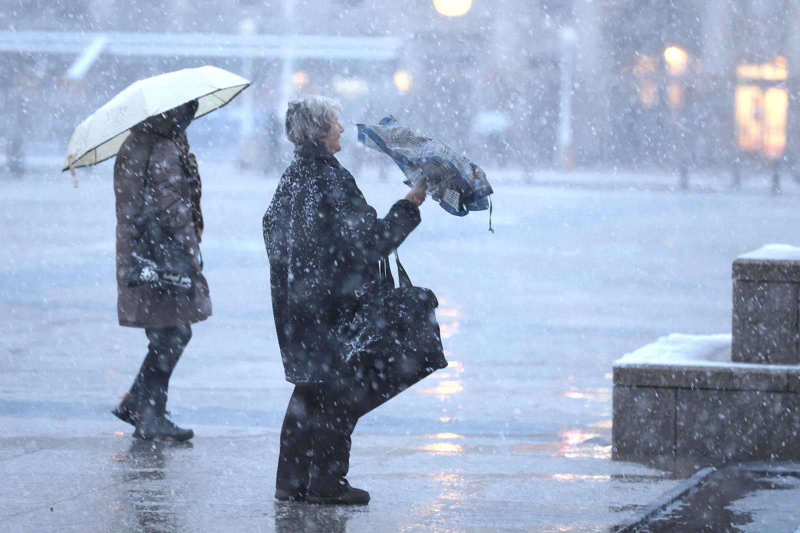 19.01.2024., Zagreb - Jaka promjena vremena sa snijegom zahvatila je nocas Hrvatsku. Za dio Hrvatske na snazi je  upozorenje Meteoalarma, a ocekuje se da ce napadati od 2 do 40 centimetara snijega.
 Photo: Patrik Macek/PIXSELL