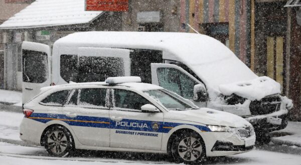 19.01.2024., Zagreb - Policija je zatvorila Kustošijansku ulicu na zapadnom dijelu Zagreba nakon dramaticne potjere za vozacem kombija austrijskih oznaka koji je navodno prevozio migrante. Probio je rampu na Luckom i jurio gradom, a u Kustosiji ga je docekala policijska blokada. Policija je odmah opkolila vozilo i izvukla sve osobe iz njega. U tijeku je ocevid i kriminalisticko istrazivanje. Photo: Jurica Galoic/PIXSELL