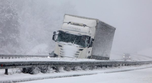 19.01.2024., Bosiljevo - Na dionici autoceste A1 od Bosiljeva do Otocca vozi se otezano zbog snijega i lose vidljivosti, a zimske sluzbe pokusavaju popraviti uvjete.    Photo: Kristina Stedul Fabac/PIXSELL