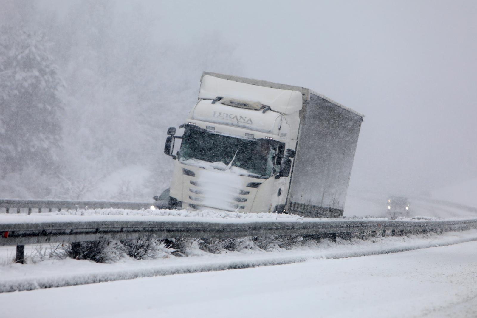 19.01.2024., Bosiljevo - Na dionici autoceste A1 od Bosiljeva do Otocca vozi se otezano zbog snijega i lose vidljivosti, a zimske sluzbe pokusavaju popraviti uvjete.    Photo: Kristina Stedul Fabac/PIXSELL