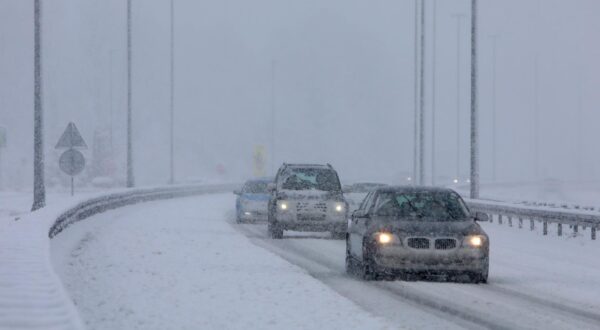 19.01.2024., Bosiljevo - Na dionici autoceste A1 od Bosiljeva do Otocca vozi se otezano zbog snijega i lose vidljivosti, a zimske sluzbe pokusavaju popraviti uvjete.    Photo: Kristina Stedul Fabac/PIXSELL