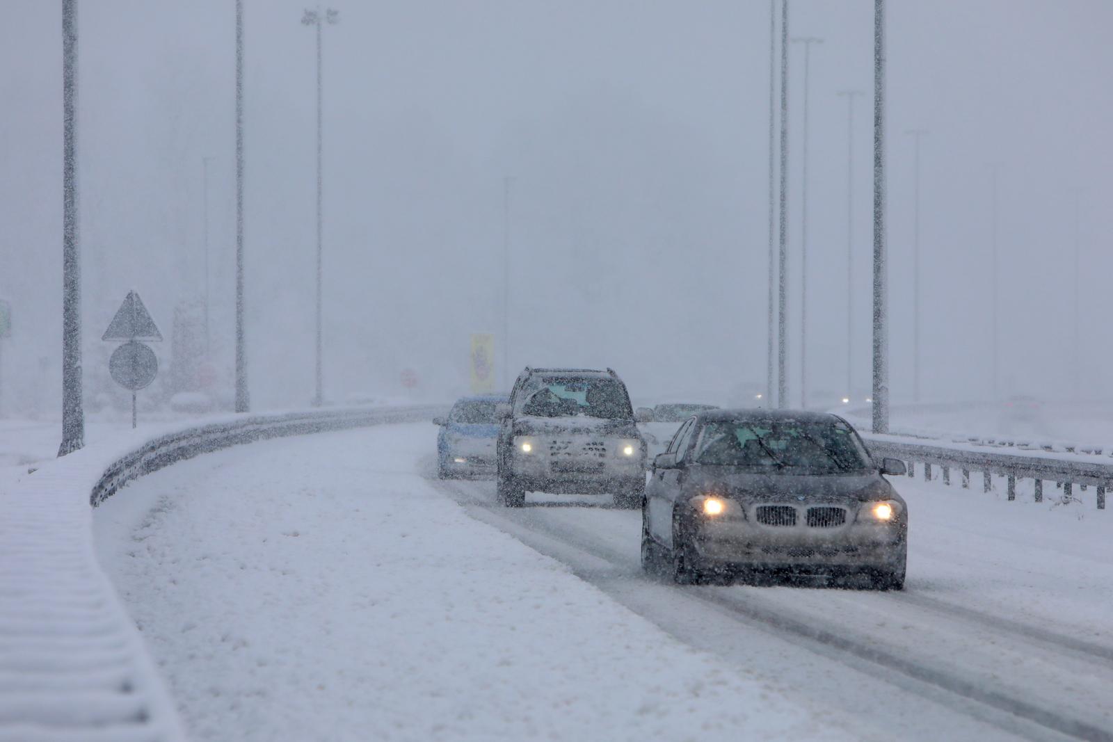 19.01.2024., Bosiljevo - Na dionici autoceste A1 od Bosiljeva do Otocca vozi se otezano zbog snijega i lose vidljivosti, a zimske sluzbe pokusavaju popraviti uvjete.    Photo: Kristina Stedul Fabac/PIXSELL