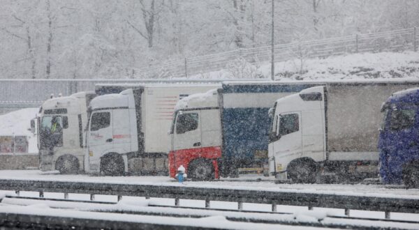 19.01.2024., Bosiljevo - Na dionici autoceste A1 od Bosiljeva do Otocca vozi se otezano zbog snijega i lose vidljivosti, a zimske sluzbe pokusavaju popraviti uvjete.    Photo: Kristina Stedul Fabac/PIXSELL