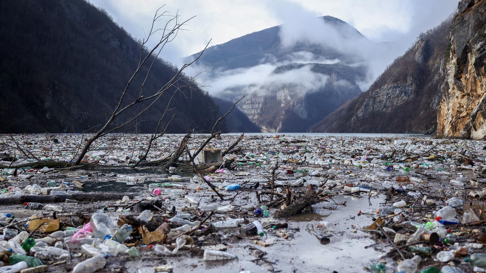 19.01.2024., Visegrad, Bosna i Hercegovina - Nakon 11 mjeseci ciscenja smeca sa Drine, ponovo se na rijeci skupilo vise od 6.000 metara kubnih smeca. Plasticne boce, autogume, burad, drvece, dijelovi automobila i jos mnogo razlicitog otpada, svakodnevno pluta na Drinskom jezeru kod Visegrada. Photo: Armin Durgut/PIXSELL