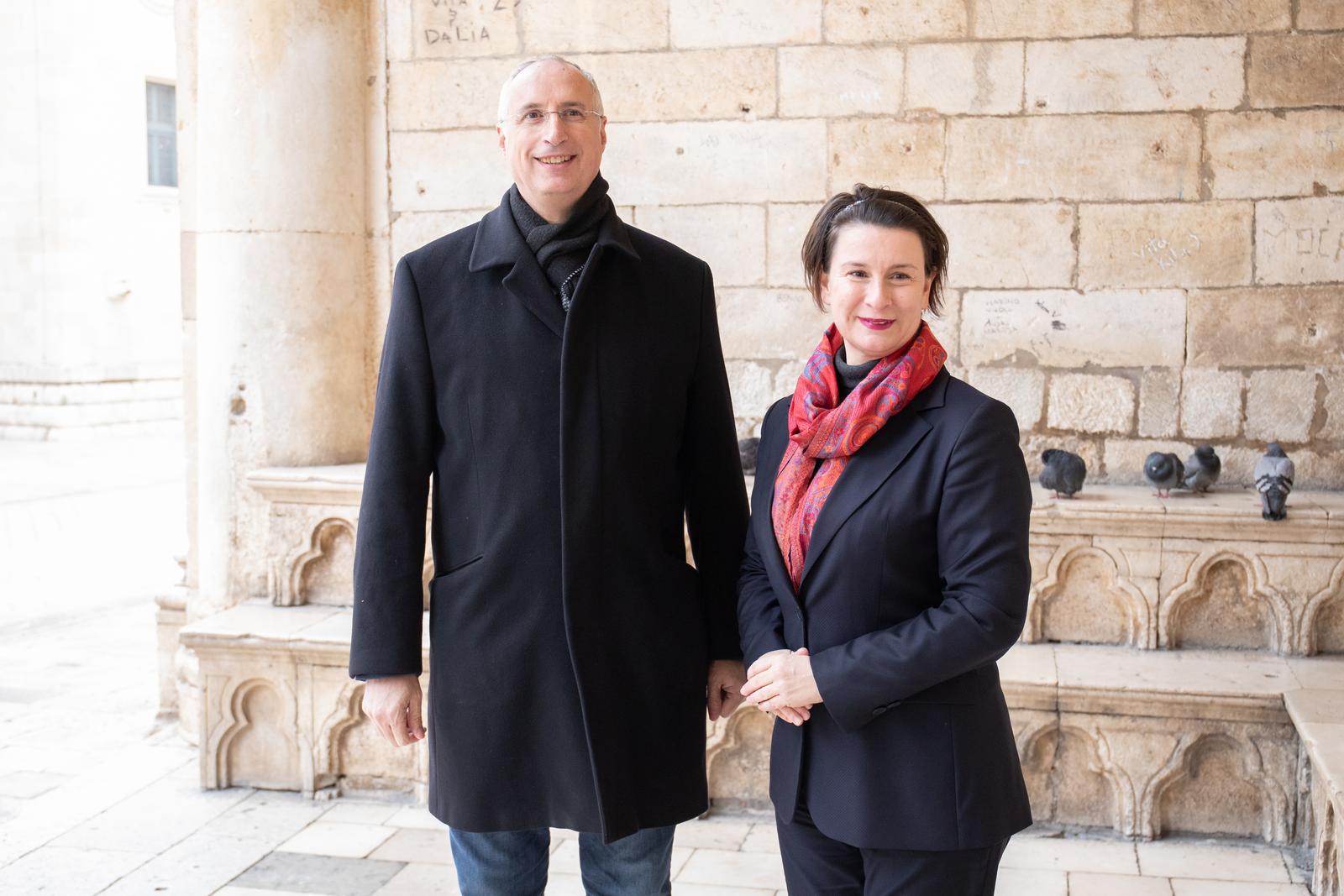 20.01.2024., Knezev door, Dubrovnik - Predsjednik stranke Centar Ivica Puljak i kandidatkinja za gradonacelnicu Dubrovnika Viktorija Knezevic na konferenciji za medije odrzanoj jutros na Stradunu su govorili o izboru glavnog drzavnog odvjetnika, izmjenama Kaznenog zakona i drugim aktualnim politickim pitanjima. Photo: Grgo Jelavic/PIXSELL