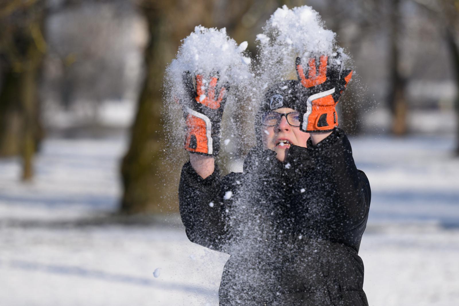 20.01.2024., Zagreb - Gradjani uzivaju u snjeznim aktivnostima na jezeru Jarun.
 Photo: Davor Puklavec/PIXSELL
