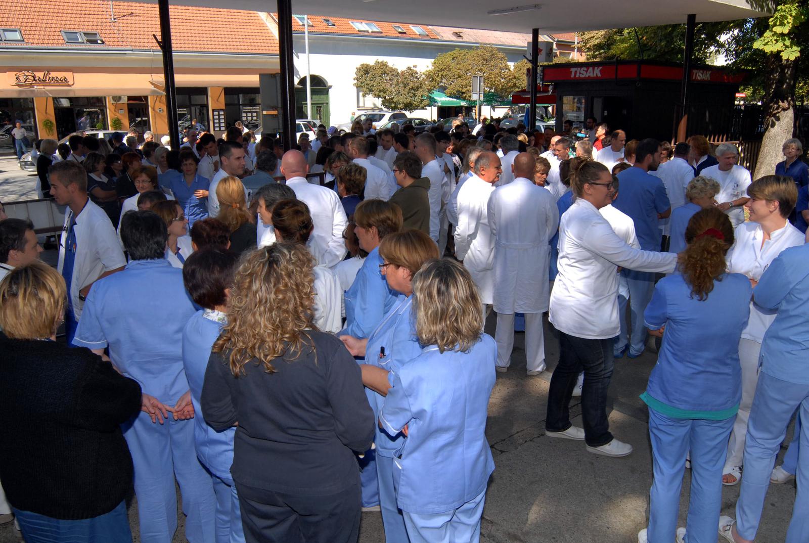 20.09.2013., Slavonski Brod - Oko 200 lijecnika i medicinskog osoblja ispred ulaza Opce bolnice dr. Josip Bencevic odazvalo se akciji "5 do12". Nakon simbolicnog prosvjeda vratili su se na radna mjesta.rPhoto: Ivica Galovic/PIXSELL