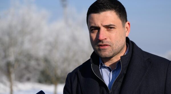 21.01.2024., Zagreb - Predsjednik Socijaldemokrata Grada Zagreba Davor Bernardic odrzao je ispred Zagrebckih otpadnih voda konferenciju za medije na temu: Skrivanjem cijene za raskid ugovora otvara se prostor za korupciju. Photo: Davor Puklavec/PIXSELL