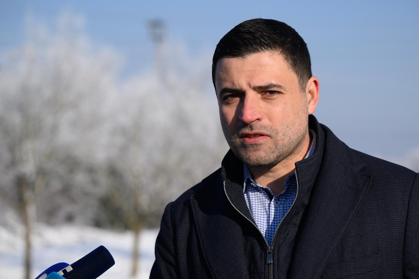 21.01.2024., Zagreb - Predsjednik Socijaldemokrata Grada Zagreba Davor Bernardic odrzao je ispred Zagrebckih otpadnih voda konferenciju za medije na temu: Skrivanjem cijene za raskid ugovora otvara se prostor za korupciju. Photo: Davor Puklavec/PIXSELL