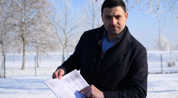 21.01.2024., Zagreb - Predsjednik Socijaldemokrata Grada Zagreba Davor Bernardic odrzao je ispred Zagrebckih otpadnih voda konferenciju za medije na temu: Skrivanjem cijene za raskid ugovora otvara se prostor za korupciju. Photo: Davor Puklavec/PIXSELL