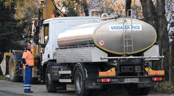 21.12.2023., Zagreb - Zbog puknuca cjevovoda u Ulici Bozidara Adzije od Badaliceve prema Centru taj dio grada je bez vode, a dok se cjevovod ne sanira autocisterna ce se gradjanima distribuirati voda za pice. Photo: Marko Lukunic/PIXSELL