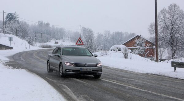22.01.2023, Duga Resa - Zimski uvjeti na cesti Karlovac- Rijeka prema Gorskom kotaru. Ceste su ociscene no prometuje se otezano. Photo: Kristina Stedul Fabac/PIXSELL