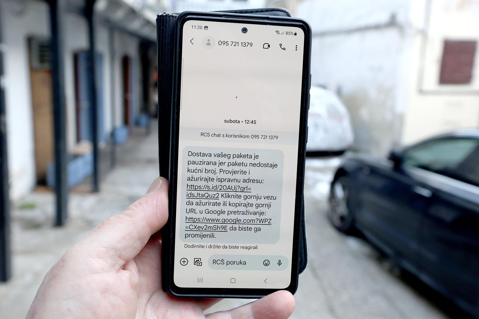 22.01.2024., Zagreb - Hrvatska posta upozorava na SMS prijevaru. Nova kampanja koja je u tijeku laznim SMS-om obavjestava gradjane im posta, navodno, ne moze dostaviti zbog nepotpunih podataka i nudi im link za unos podataka, ukljucivo i broja kartica. 
 Photo: Patrik Macek/PIXSELL