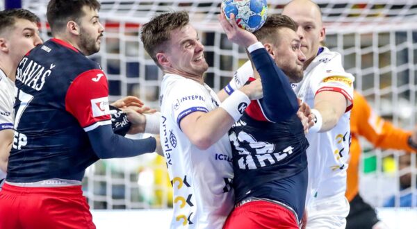 22.01.2024., Lanxess Arena, Koeln, Njemacka - EHF Europsko prvenstvo u rukometu 2024. u Njemackoj. Drugi krug, skupina 1, Hrvatska - Island. Luka Cindric. Photo: Sanjin Strukic/PIXSELL