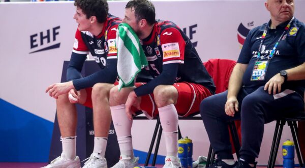 22.01.2024., Lanxess Arena, Koeln, Njemacka - EHF Europsko prvenstvo u rukometu 2024. u Njemackoj. Drugi krug, skupina 1, Hrvatska - Island. Luka Lovre Klarica, Domagoj Duvnjak Photo: Sanjin Strukic/PIXSELL