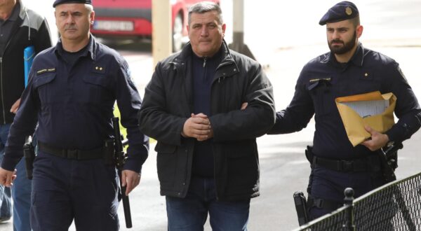 22.04.2022., Osijek - Privodjenje nacelnika Zlatka Pinjuha na Zupanijski sud u Osijeku. Photo: Dubravka Petric/PIXSELL