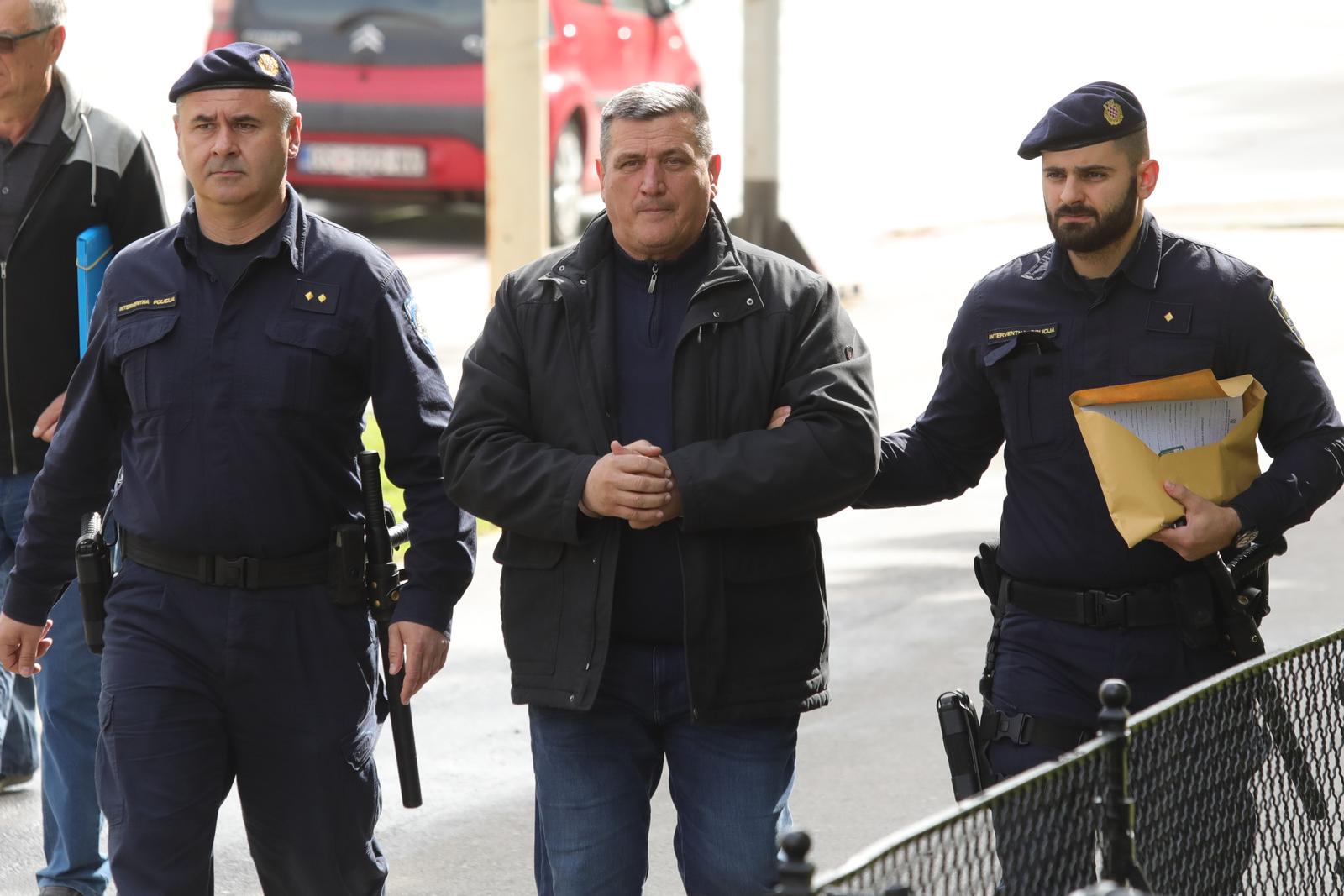 22.04.2022., Osijek - Privodjenje nacelnika Zlatka Pinjuha na Zupanijski sud u Osijeku. Photo: Dubravka Petric/PIXSELL