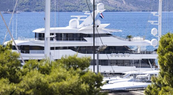 22.09.2022., Split - Jahta Royal Romance uhicenog ruskog oligarha Viktora Medvedchuka jos uvijek se nalazi u Trogiru. Photo: Milan Sabic/PIXSELL